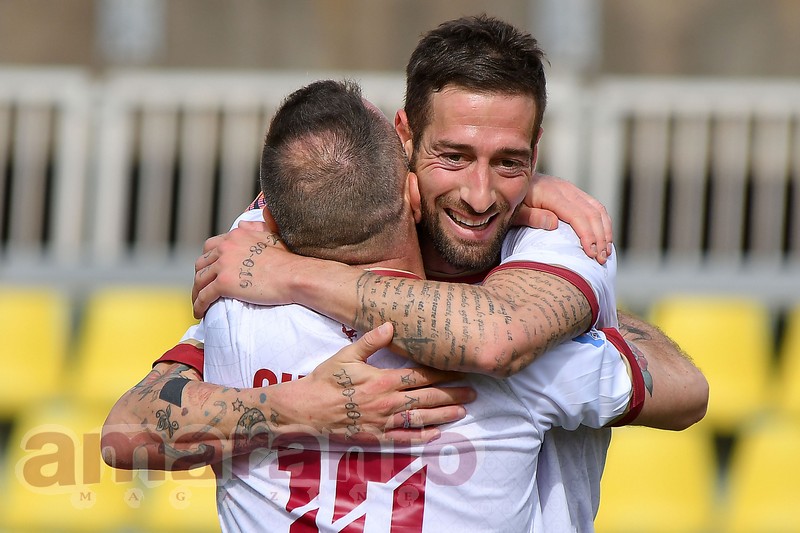 abbraccio Cutolo-Calderini a Livorno dopo il quinto gol